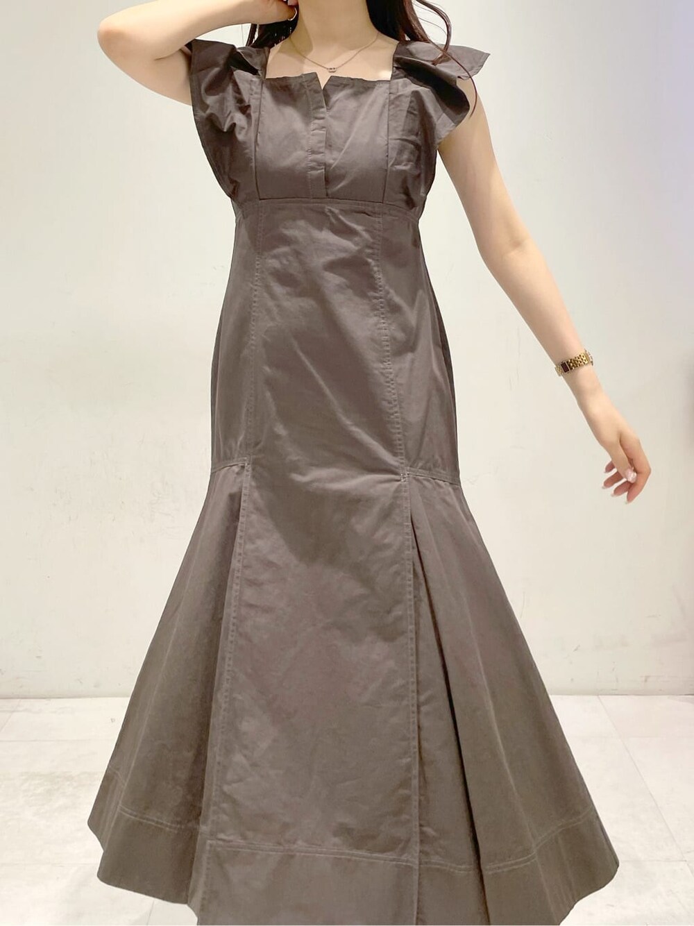 その他のサンダル、ブラウン系のワンピースを着用したレディースの春コーディネートの6枚目の写真