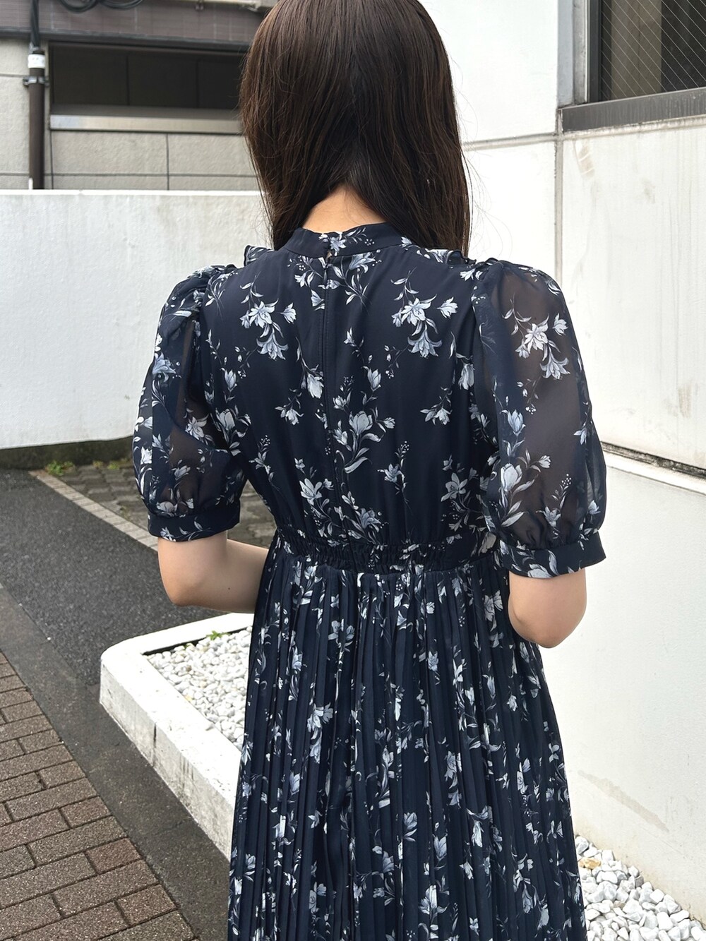 ブルー系のワンピース、ブラック系のブーツ、ブラック系のハンドバッグを着用したレディースの春コーディネートの8枚目の写真