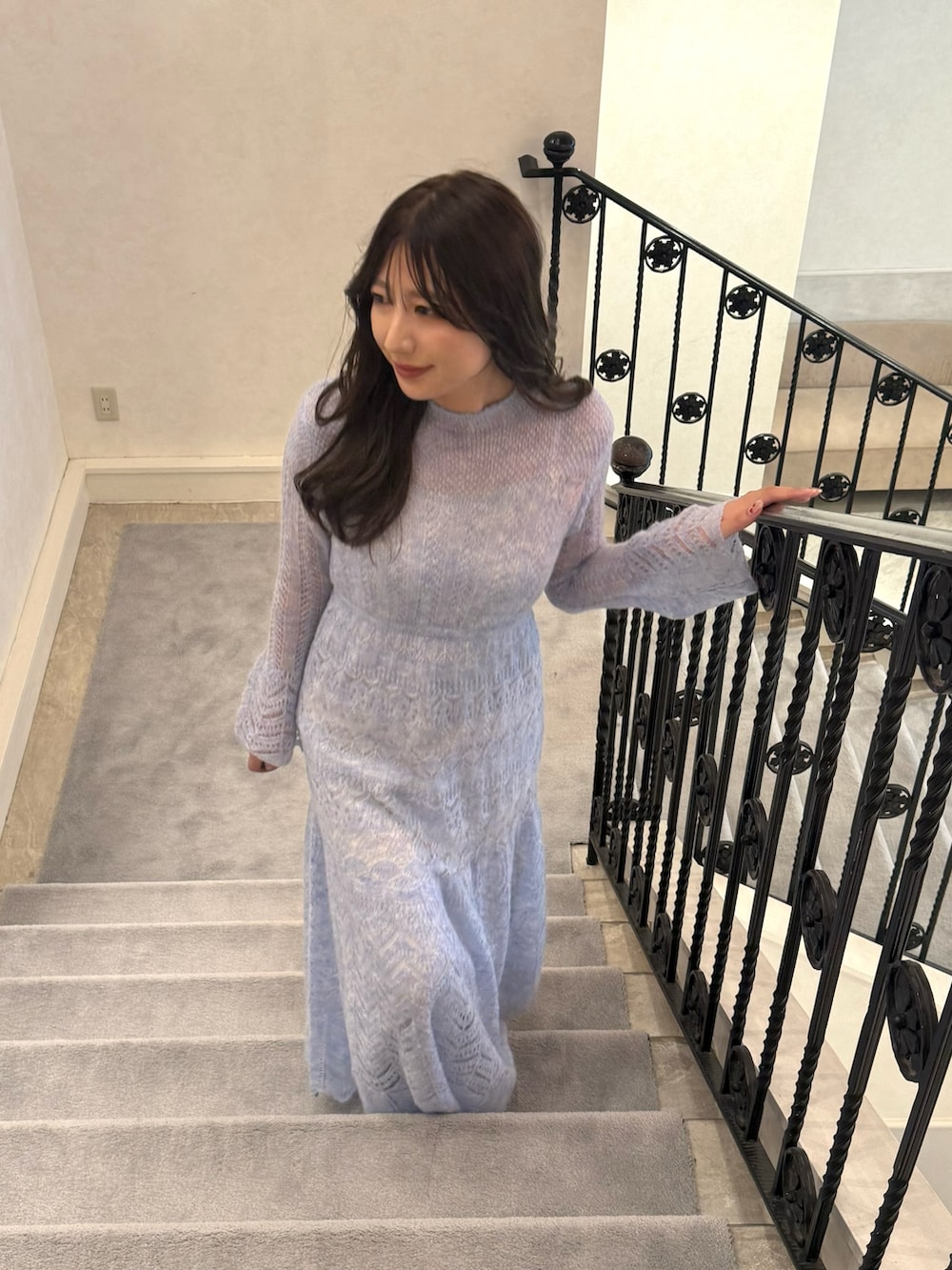 ブラック系のブーツ、ブルー系のワンピースを着用したレディースの秋コーディネートの4枚目の写真