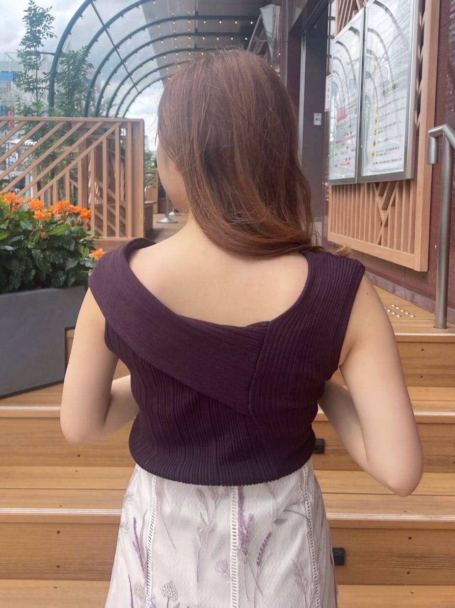 ホワイト系のその他シューズ、ホワイト系のスカート、ブラウン系のニット/セーターを着用したレディースの夏コーディネートの6枚目の写真