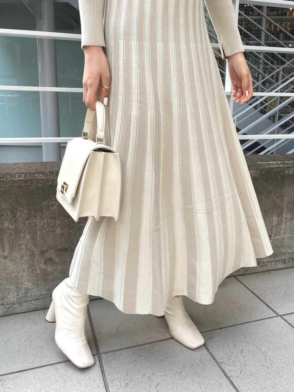 ホワイト系のワンピース、ホワイト系のハンドバッグを着用したレディースの春コーディネートの4枚目の写真