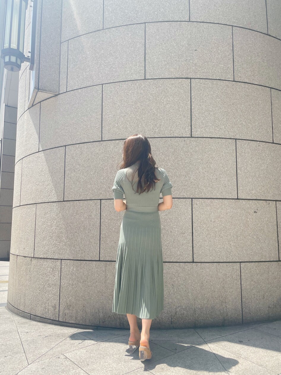 グリーン系のワンピース、ベージュ系のサンダルを着用したレディースの春コーディネートの3枚目の写真