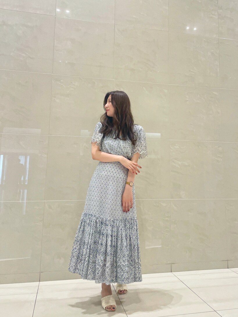 ホワイト系のサンダル、ブルー系のシャツ/ブラウス、ブルー系のスカートを着用したレディースの春コーディネートの2枚目の写真