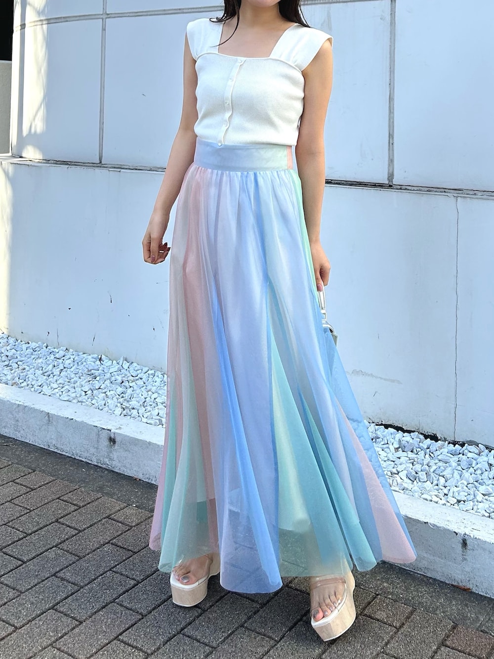 ホワイト系のニット/セーター、その他のサンダル、その他のスカートを着用したレディースの春コーディネートの5枚目の写真