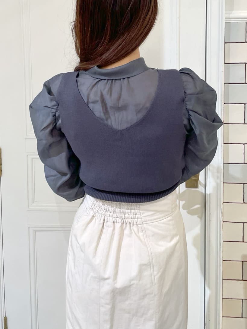 ホワイト系のスカート、ブルー系のニット/セーターを着用したレディースの冬コーディネートの6枚目の写真