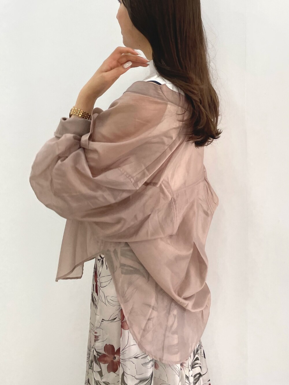 ピンク系のスカート、ホワイト系のニット/セーター、ベージュ系のシャツ/ブラウスを着用したレディースの春コーディネートの4枚目の写真