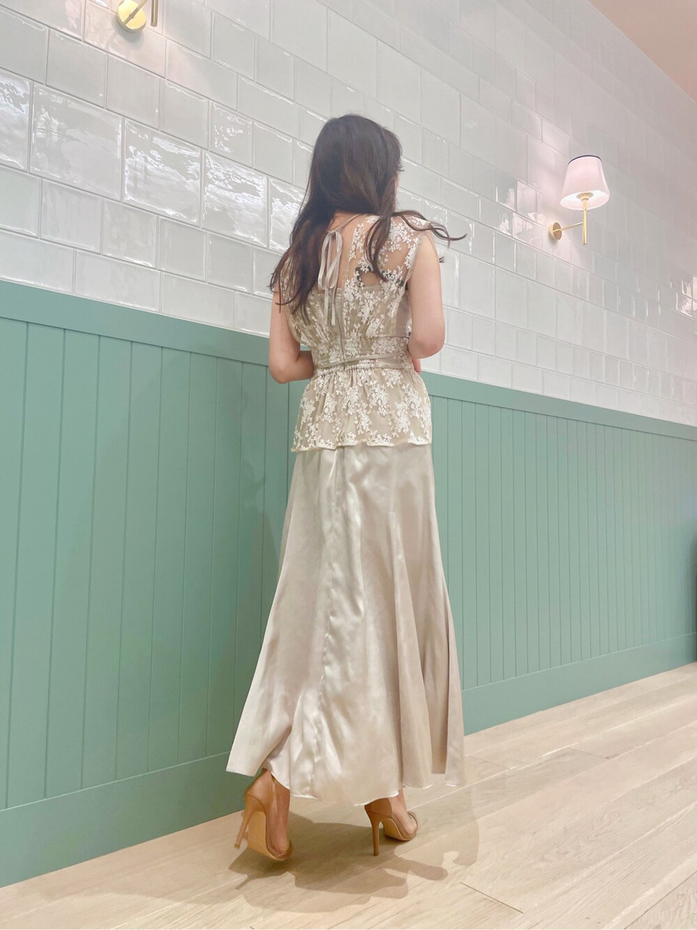 ベージュ系のパンプス、ベージュ系のワンピースを着用したレディースの春コーディネートの3枚目の写真