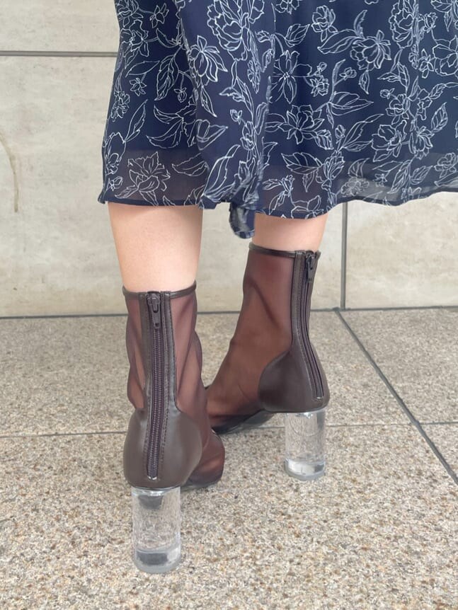 ブラック系のその他シューズ、ブルー系のワンピースを着用したレディースの夏コーディネートの10枚目の写真