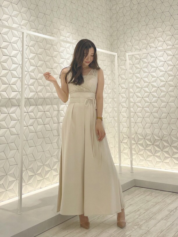 ベージュ系のパンプス、ホワイト系のワンピースを着用したレディースの夏コーディネートの2枚目の写真