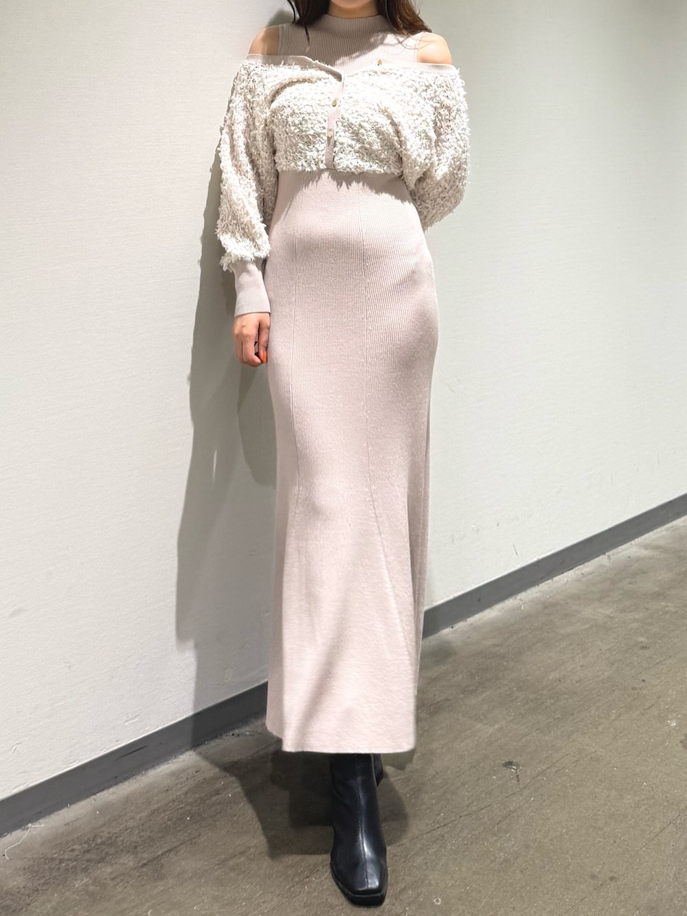 ピンク系のワンピースを着用したレディースの秋コーディネートの2枚目の写真