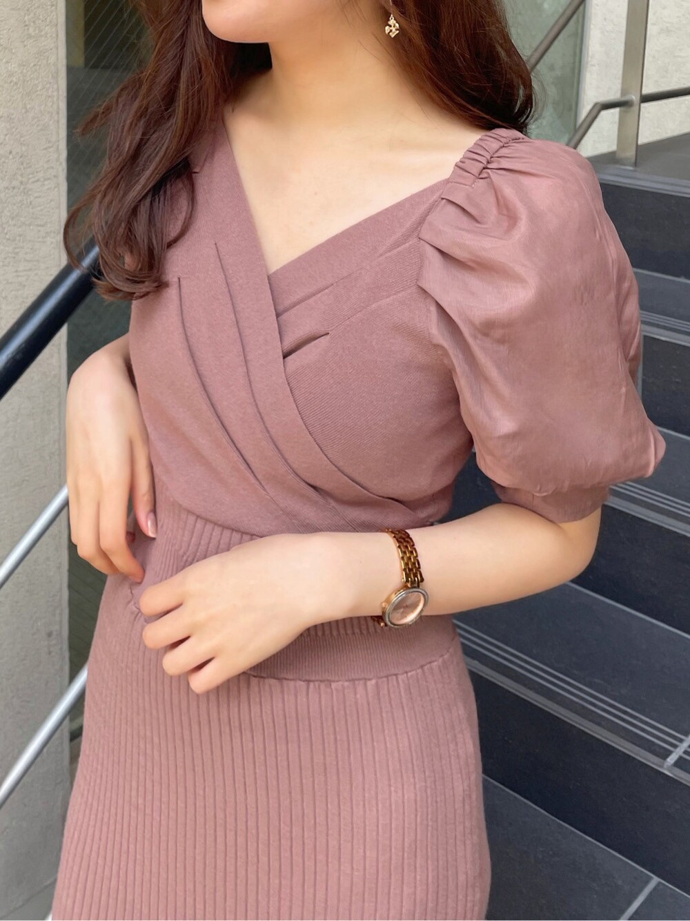 ブラウン系のワンピース、ベージュ系のサンダルを着用したレディースの春コーディネートの3枚目の写真