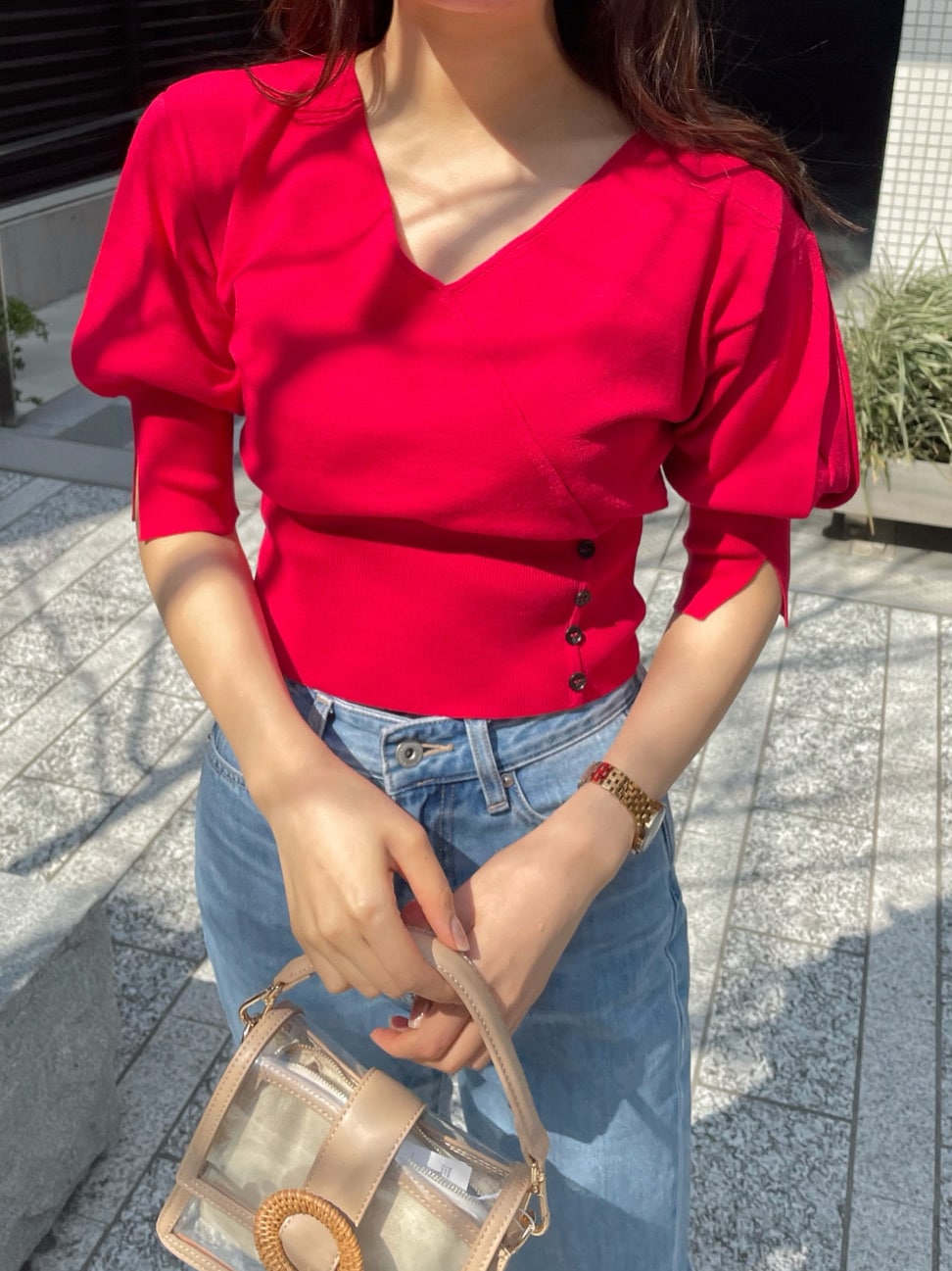 レッド系のニット/セーター、ブルー系のその他パンツ、ベージュ系のバレエシューズを着用したレディースの春コーディネートの5枚目の写真