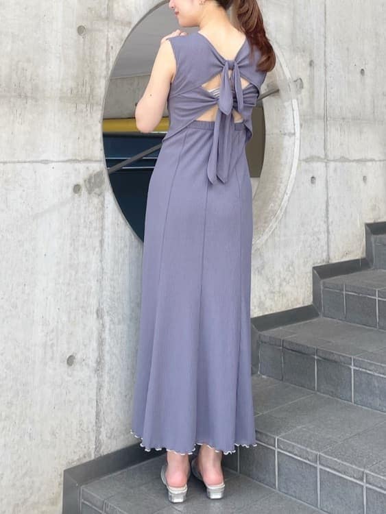 ブルー系のワンピースを着用したレディースの夏コーディネートの4枚目の写真