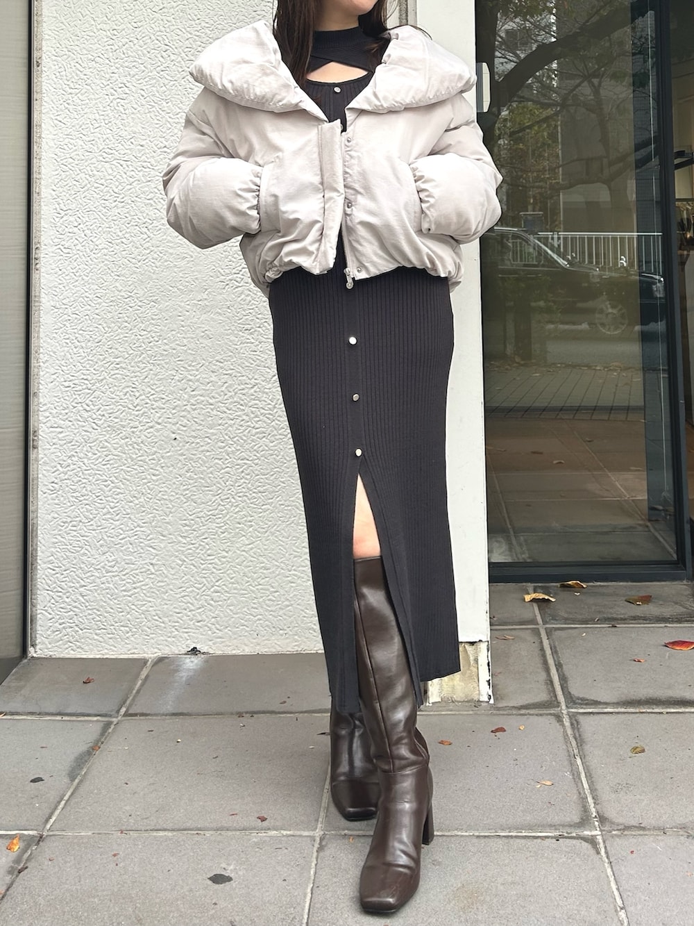 ブラウン系のブーツ、ピンク系のダウンジャケット/コート、グレー系のワンピースを着用したレディースの冬コーディネートの6枚目の写真