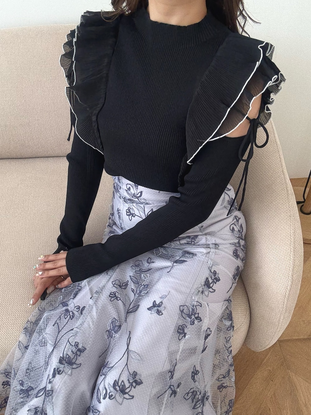 ブラック系のニット/セーター、パープル系のスカート、ブラック系のブーツを着用したレディースの秋コーディネートの5枚目の写真