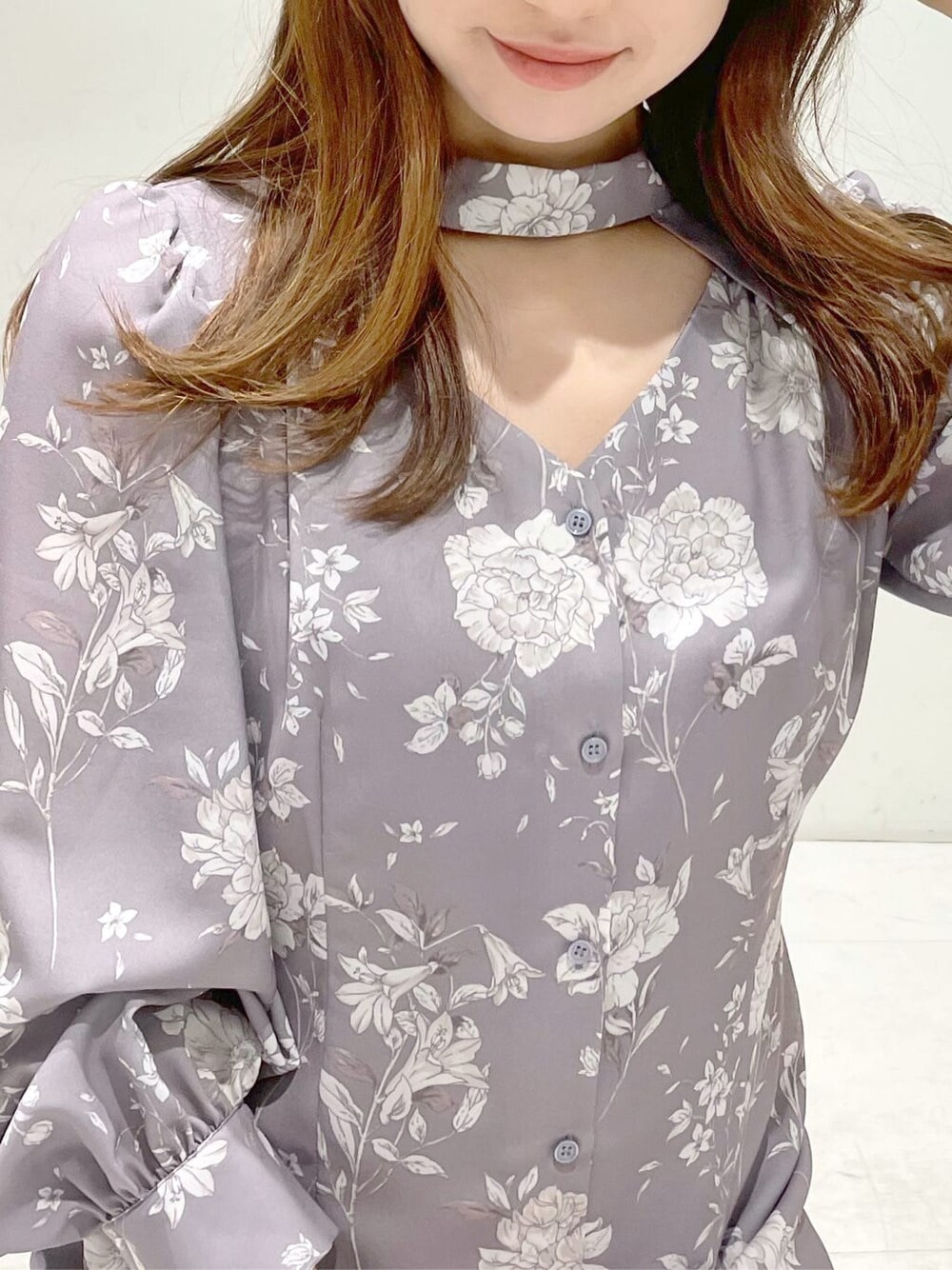 ホワイト系のその他シューズ、グレー系のワンピースを着用したレディースの冬コーディネートの4枚目の写真