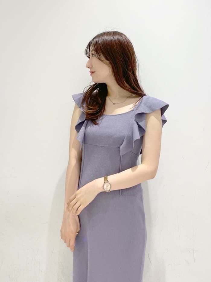 ホワイト系のサンダル、パープル系のワンピースを着用したレディースの春コーディネートの5枚目の写真