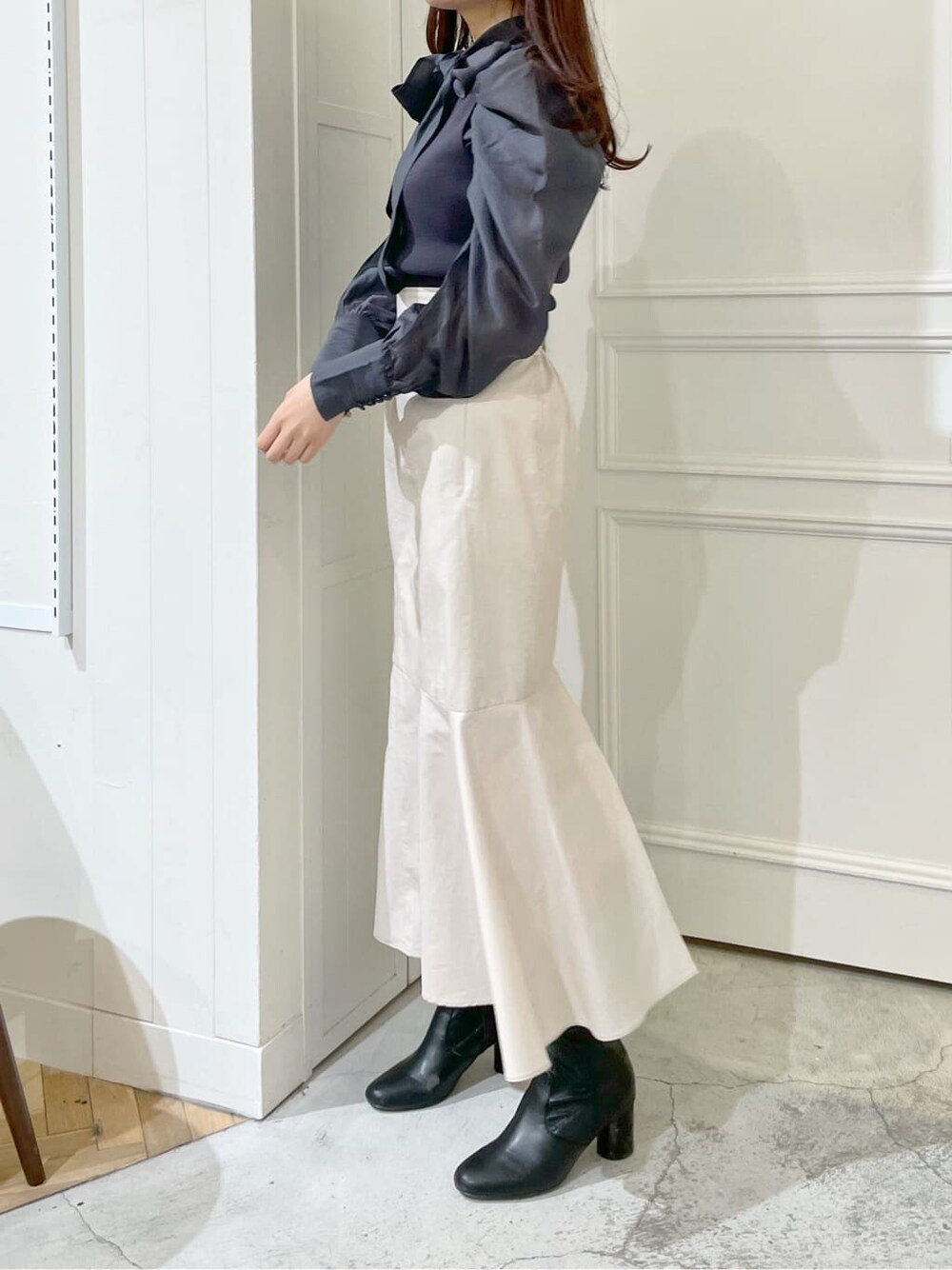 ホワイト系のスカート、ブルー系のニット/セーターを着用したレディースの冬コーディネートの3枚目の写真