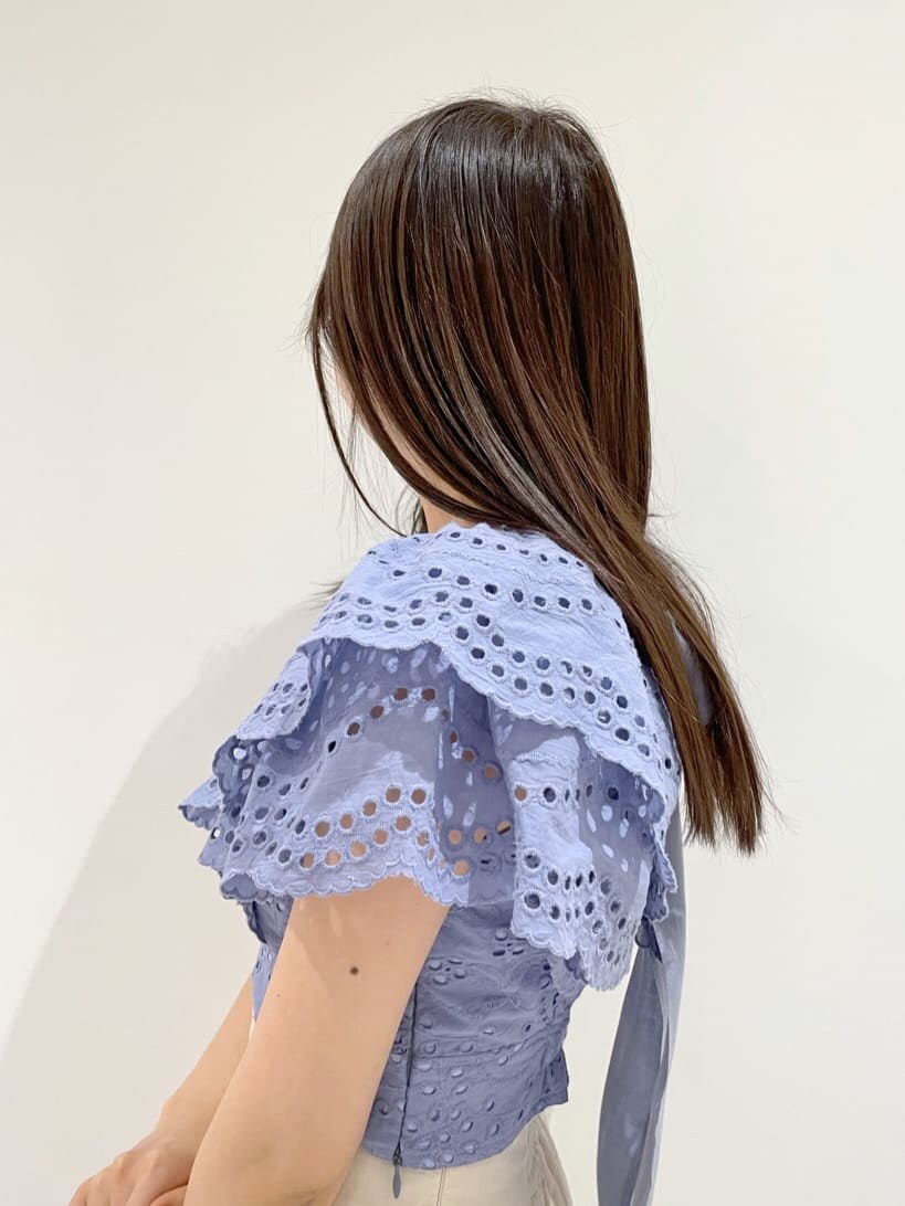 ブルー系のシャツ/ブラウス、ホワイト系のスカート、ブラウン系のサンダルを着用したレディースの冬コーディネートの5枚目の写真