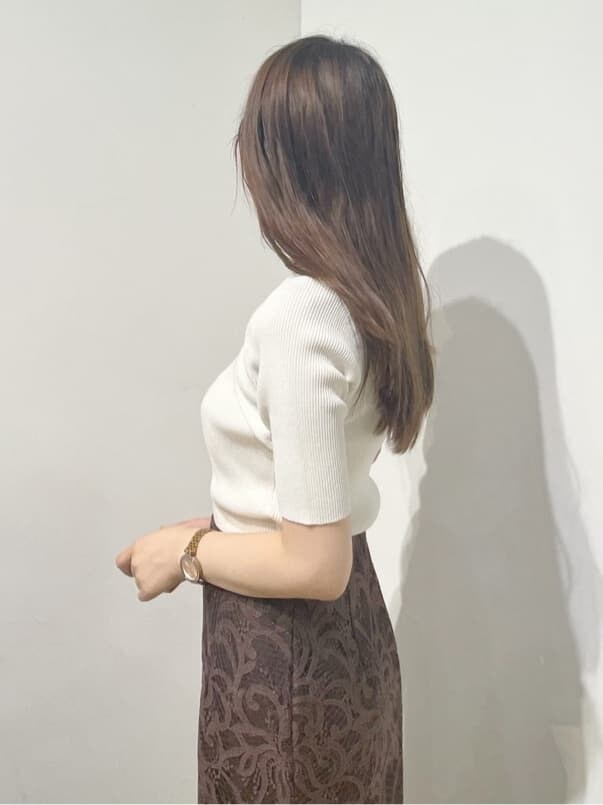 ブラウン系のスカート、ホワイト系のニット/セーターを着用したレディースの夏コーディネートの4枚目の写真