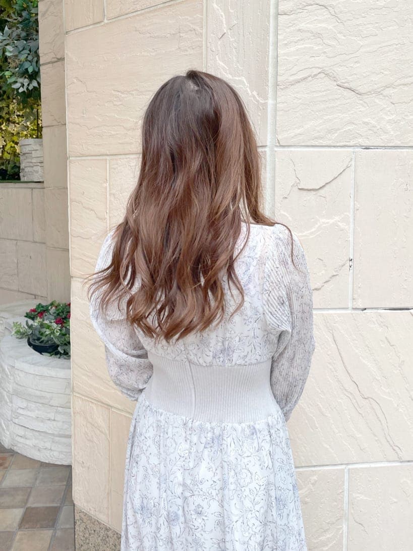 ホワイト系のワンピースを着用したレディースの冬コーディネートの6枚目の写真