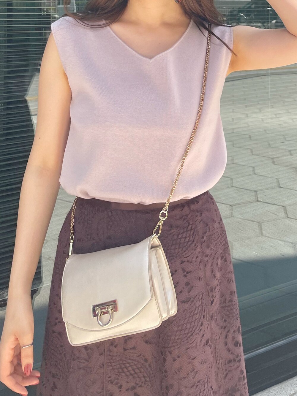 ベージュ系のサンダル、ブラウン系のスカート、ピンク系のニット/セーターを着用したレディースの春コーディネートの3枚目の写真