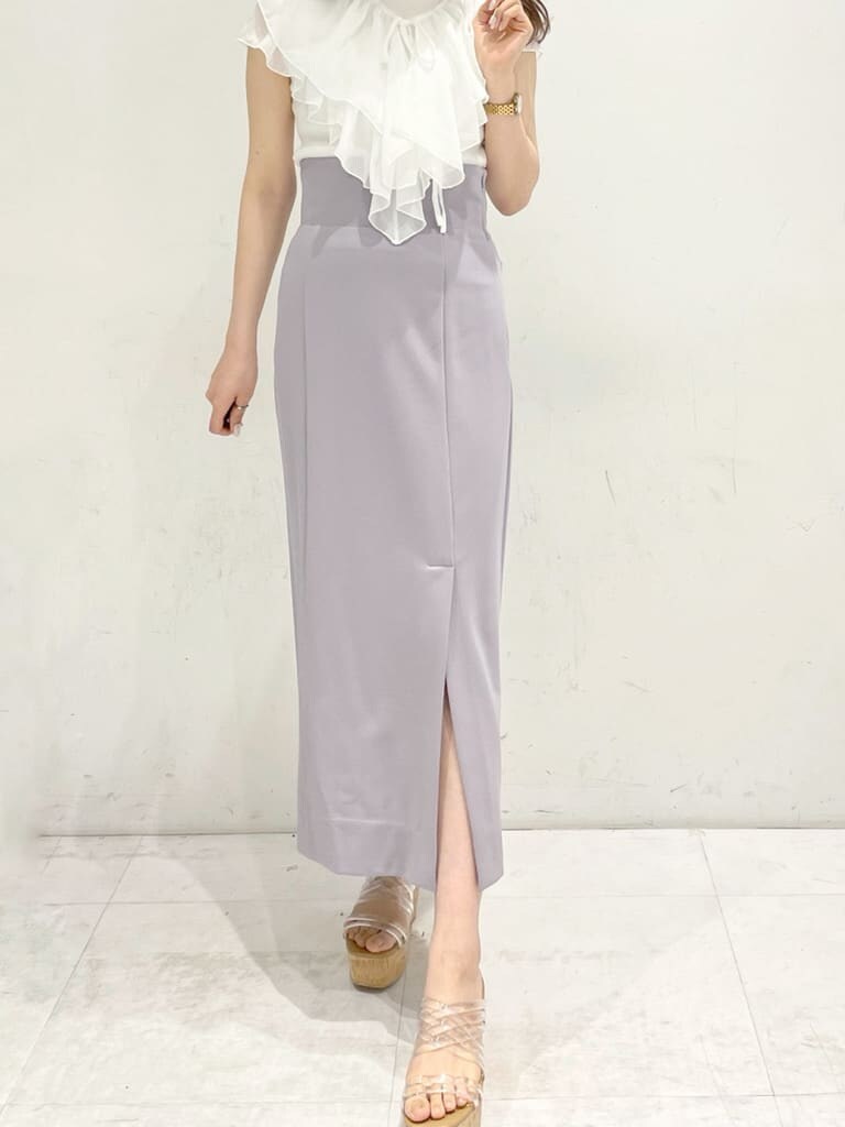 パープル系のスカート、その他のサンダル、ホワイト系のニット/セーターを着用したレディースの春コーディネートの7枚目の写真