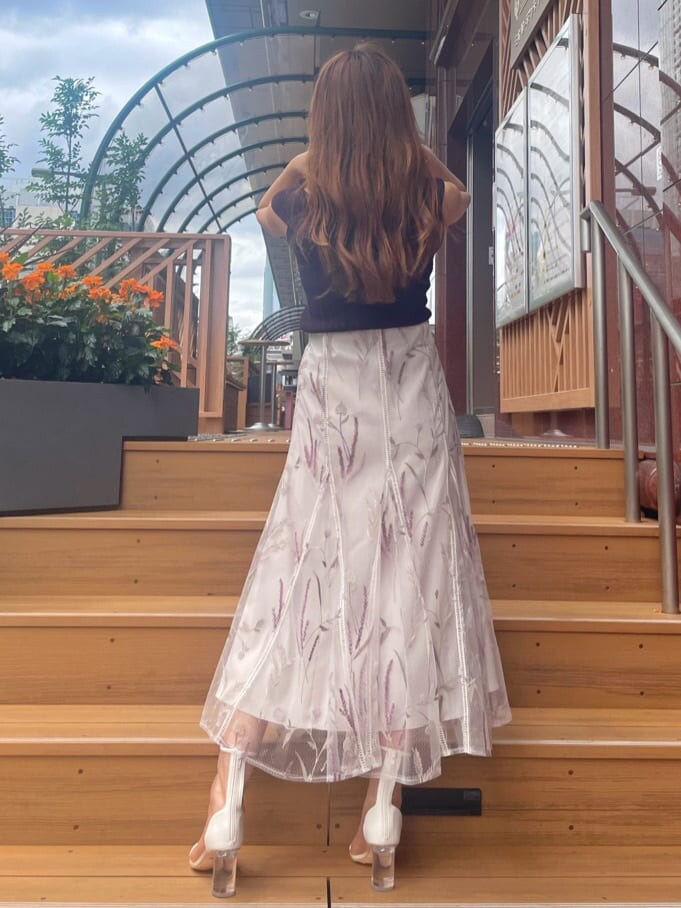 ホワイト系のその他シューズ、ホワイト系のスカート、ブラウン系のニット/セーターを着用したレディースの夏コーディネートの3枚目の写真