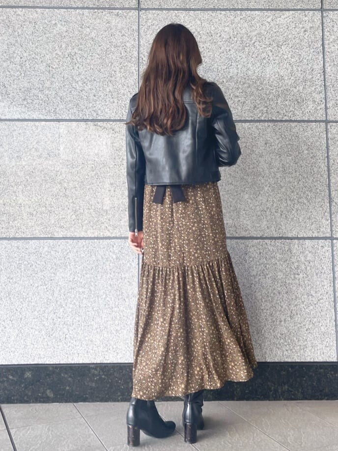 ブラック系のその他シューズ、ブラック系のテーラードジャケット、ブラック系のワンピースを着用したレディースの秋コーディネートの2枚目の写真