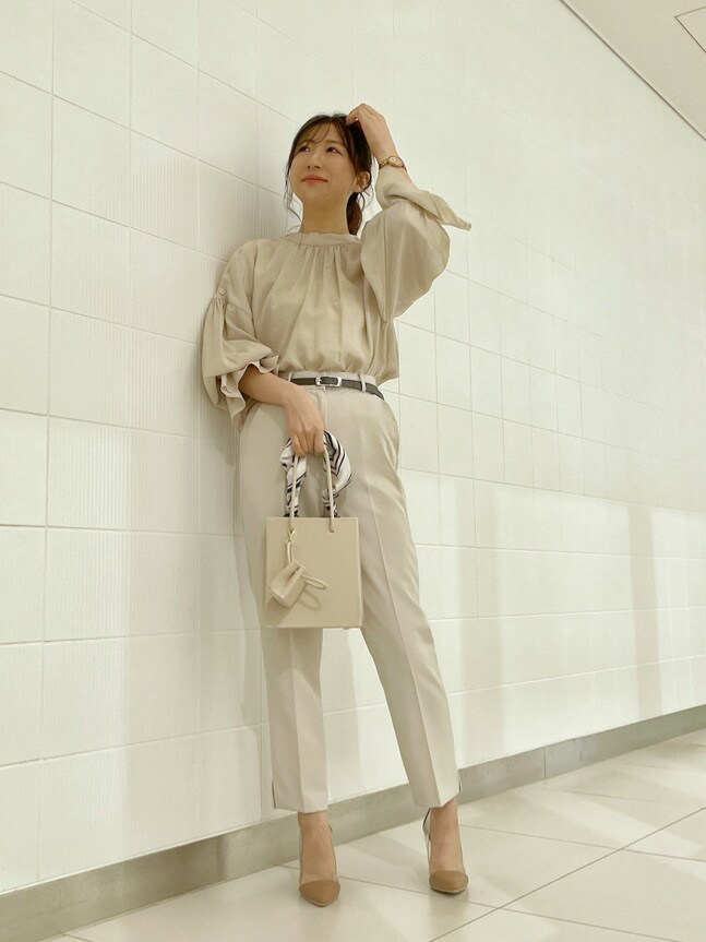 ベージュ系のパンプス、ベージュ系のトートバッグ、その他のストール/ショールを着用したレディースの冬コーディネートの2枚目の写真