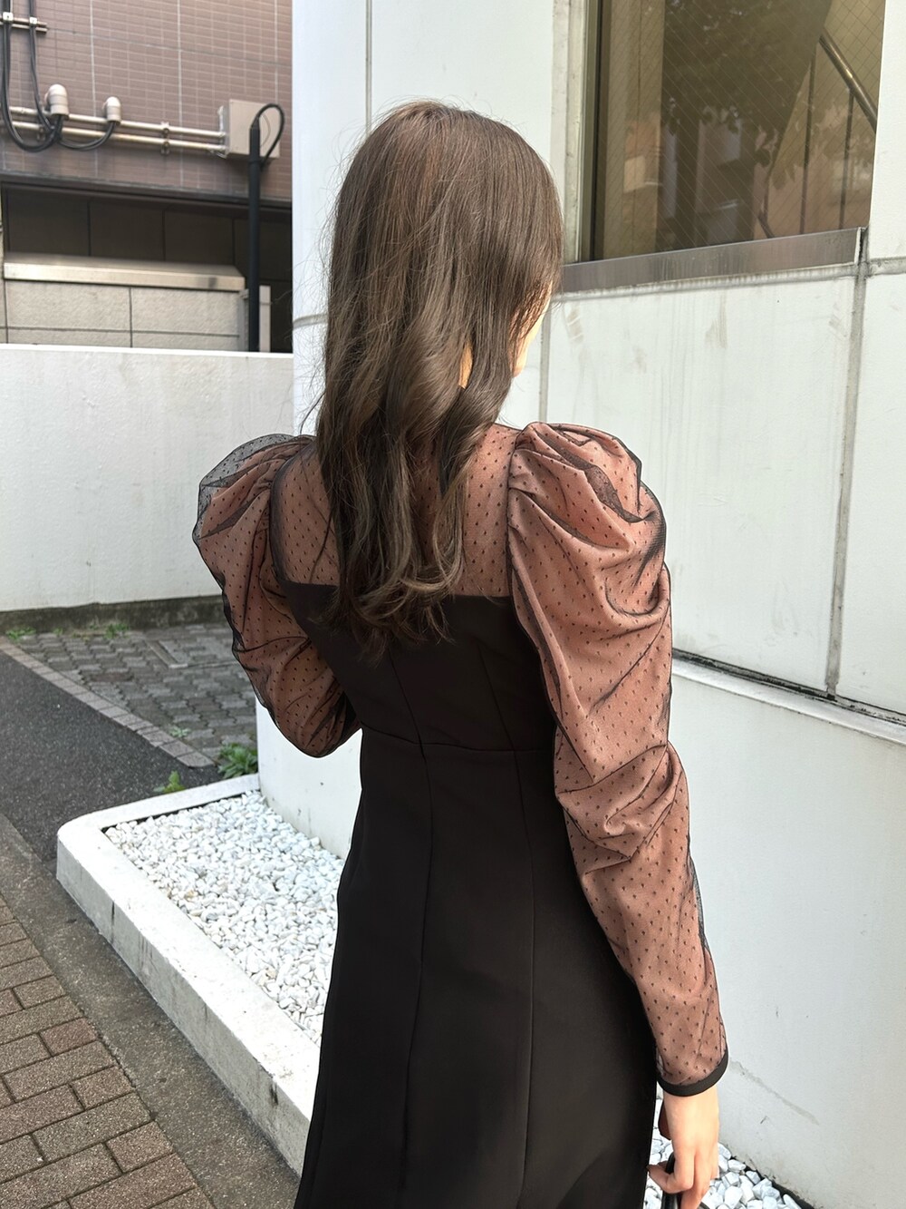 ブラック系のハンドバッグ、ブラック系のパンプス、ブラック系のワンピースを着用したレディースの秋コーディネートの9枚目の写真