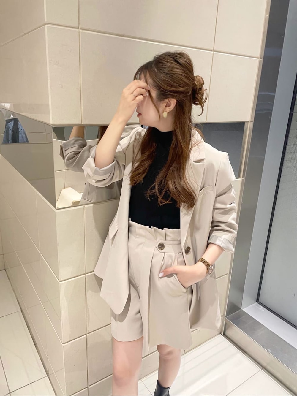 ベージュ系のその他パンツ、ブラック系のブーツ、ベージュ系のテーラードジャケットを着用したレディースの秋コーディネートの5枚目の写真