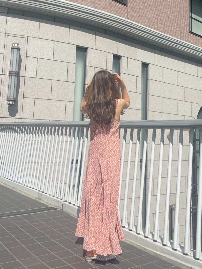 シルバー系のサンダル、オレンジ系のワンピース、ホワイト系のニット/セーターを着用したレディースの春コーディネートの7枚目の写真