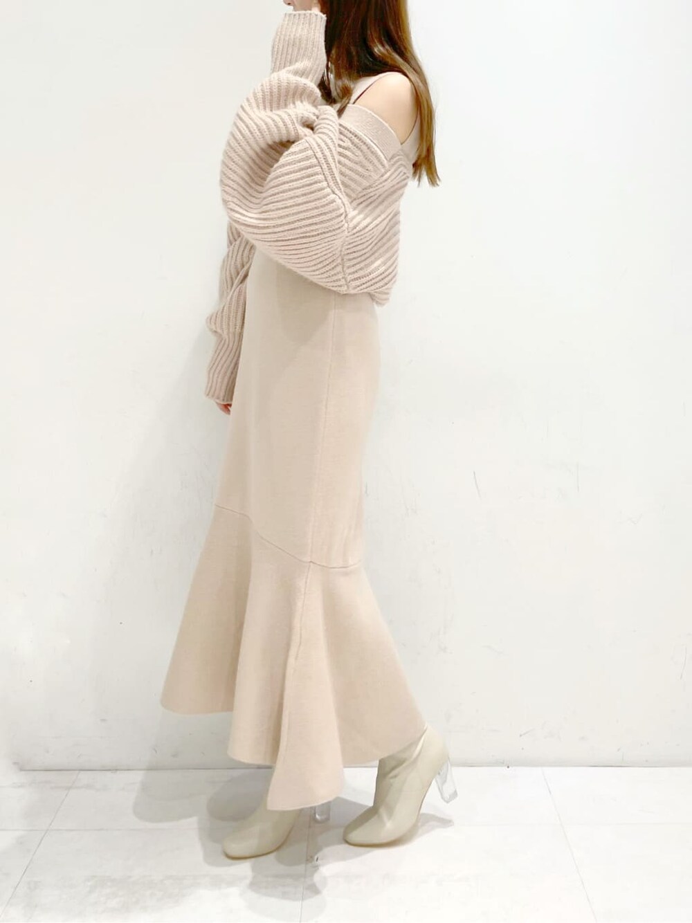 ベージュ系のワンピース、ベージュ系のその他シューズを着用したレディースの冬コーディネートの2枚目の写真