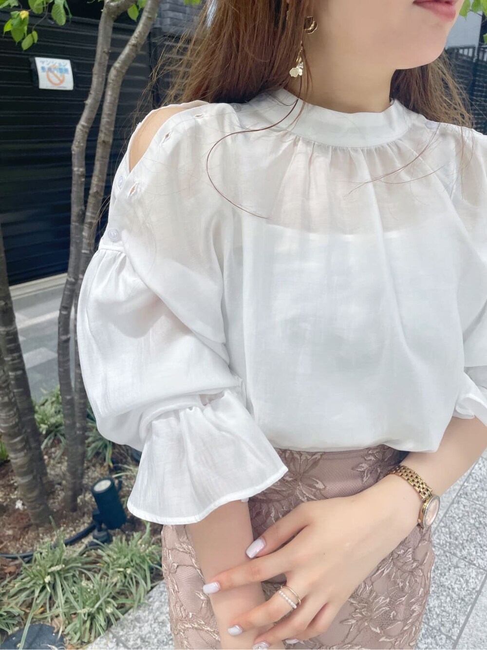 ブラウン系のスカート、ブラウン系のその他シューズ、ホワイト系のシャツ/ブラウスを着用したレディースの夏コーディネートの6枚目の写真