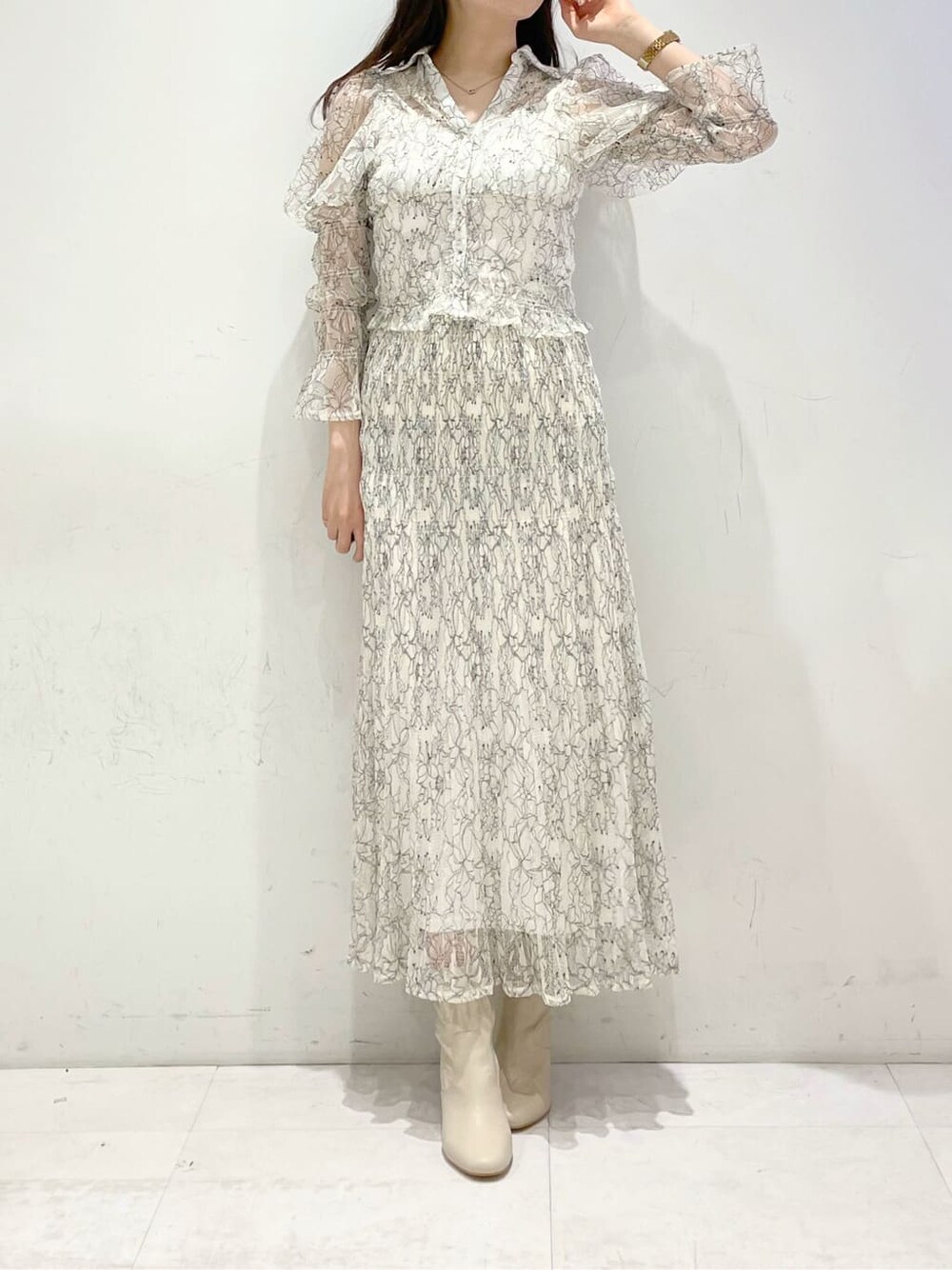 ホワイト系のシャツ/ブラウス、ホワイト系のスカートを着用したレディースの冬コーディネートの2枚目の写真