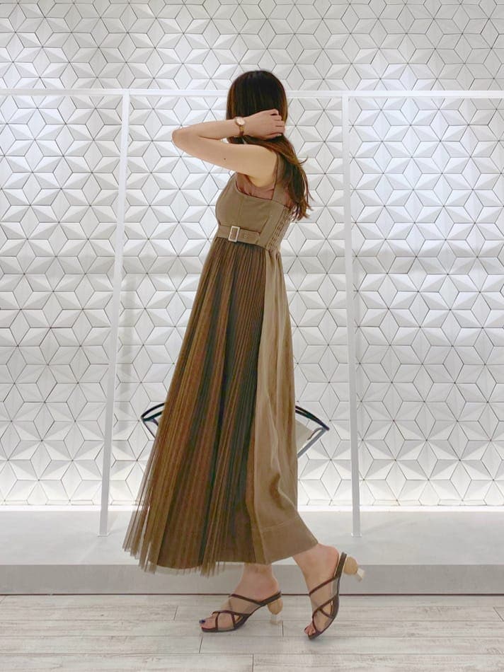 ブラック系のトートバッグ、ブラウン系のワンピース、ブラウン系のワンピースを着用したレディースの夏コーディネートの2枚目の写真