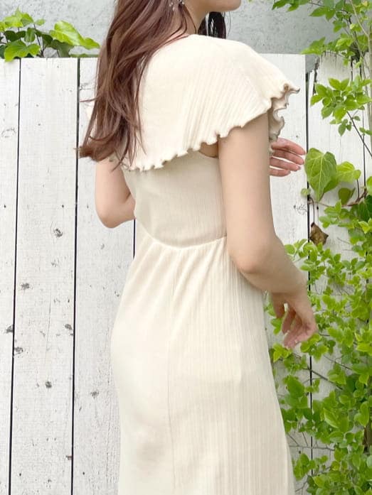 その他のサンダル、ホワイト系のワンピースを着用したレディースの夏コーディネートの5枚目の写真