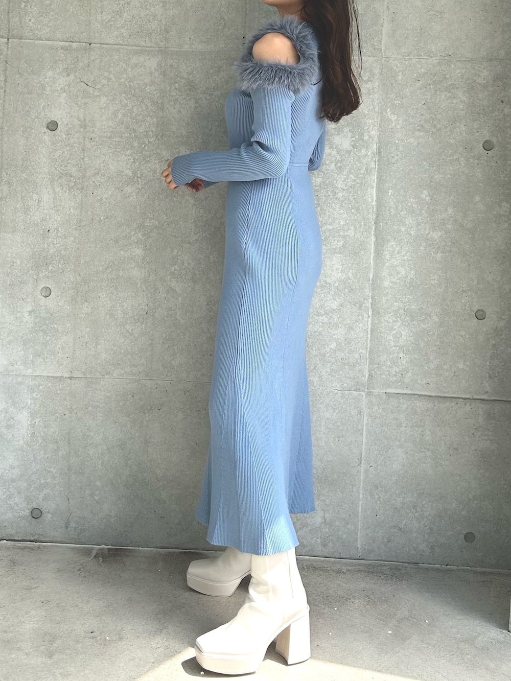 ブルー系のワンピース、ホワイト系のブーツを着用したレディースの秋コーディネートの2枚目の写真