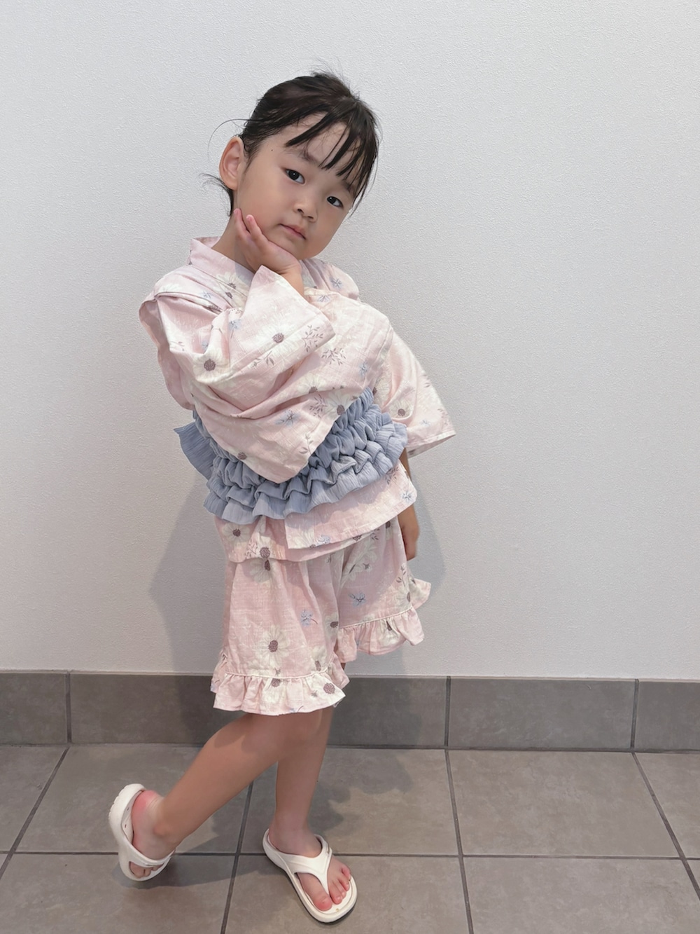 ホワイト系のビーチサンダル、ピンク系の浴衣を着用したキッズの夏コーディネートの3枚目の写真