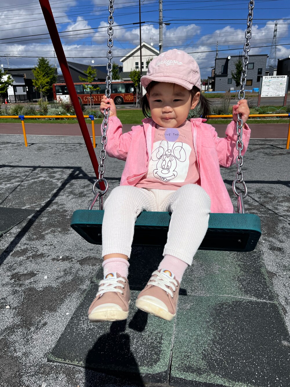 ピンク系のシャツ/ブラウス、ピンク系のTシャツ/カットソー、ホワイト系のその他パンツを着用したキッズの秋コーディネートの5枚目の写真