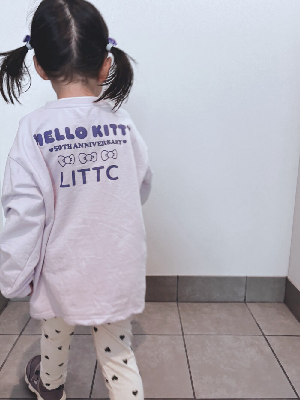 パープル系のトップス、ベージュ系のパンツ、パープル系のシューズを着用したキッズの秋コーディネートの5枚目の写真