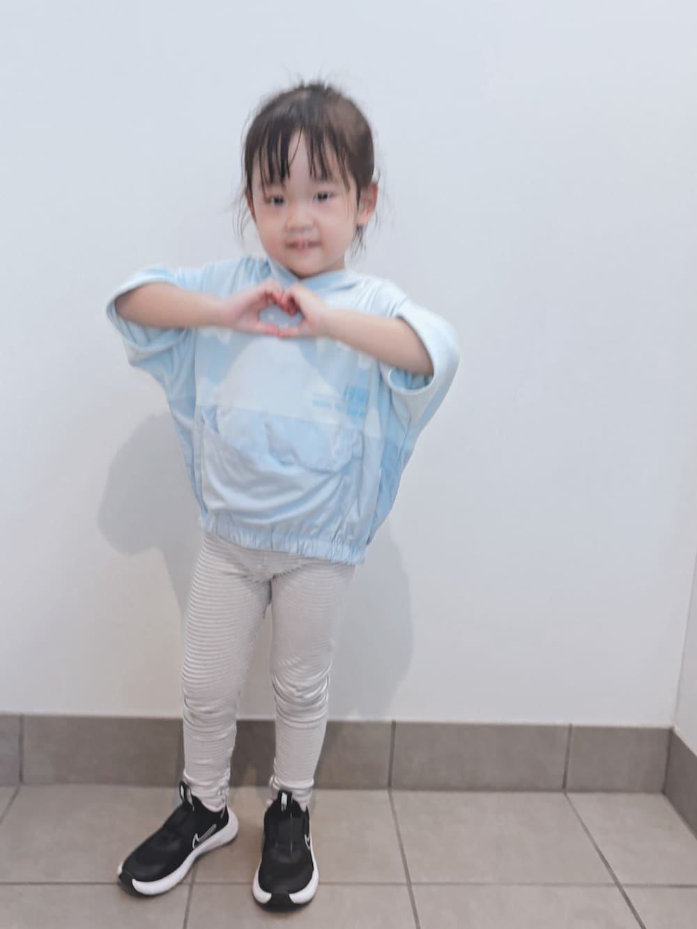 ブルー系のトップス、グレー系のパンツ、ブラック系のスニーカーを着用したキッズの秋コーディネートの3枚目の写真