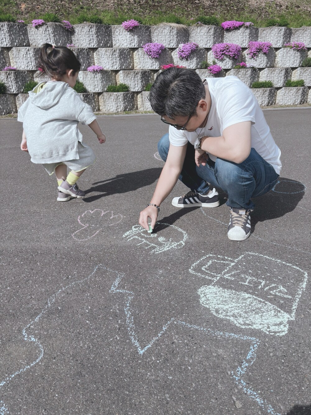 グレー系のセットアップ、パープル系のシューズ、イエロー系のレッグウェアを着用したキッズの夏コーディネートの5枚目の写真