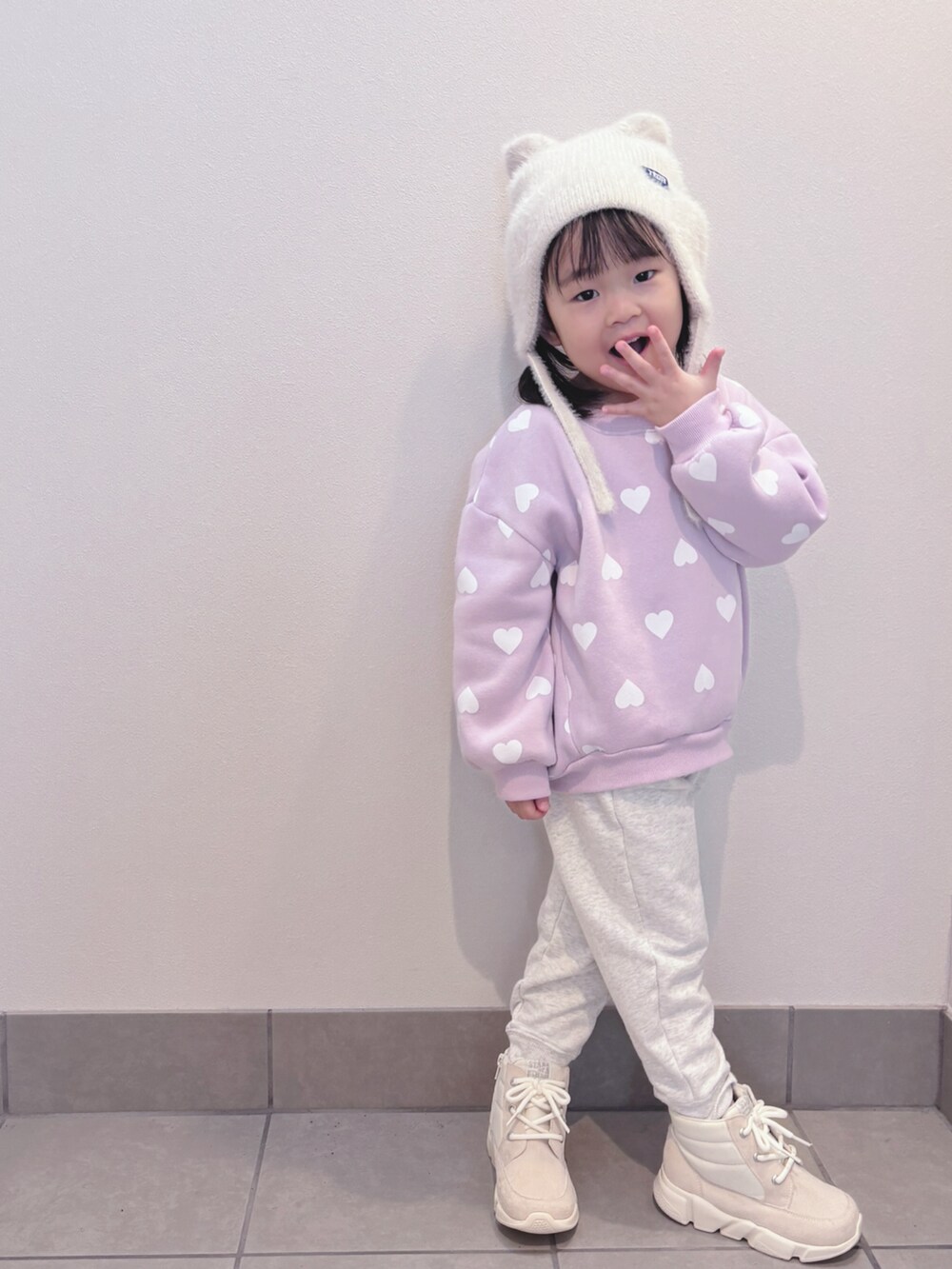 「キッズコーデ、キッズファッション、冬コーデ、カジュアルコーデ、プチプラ、登園スタイル、登園コーデ、皆勤賞、冬休み突入、猫耳ニット帽、♡、にゃー、娘は猫派、私は犬派」｜「西松屋のアイテム（トップス、パープル系）」を使った、☆cocco☆さん（キッズ・100cm）の冬コーディネートの3枚目の写真