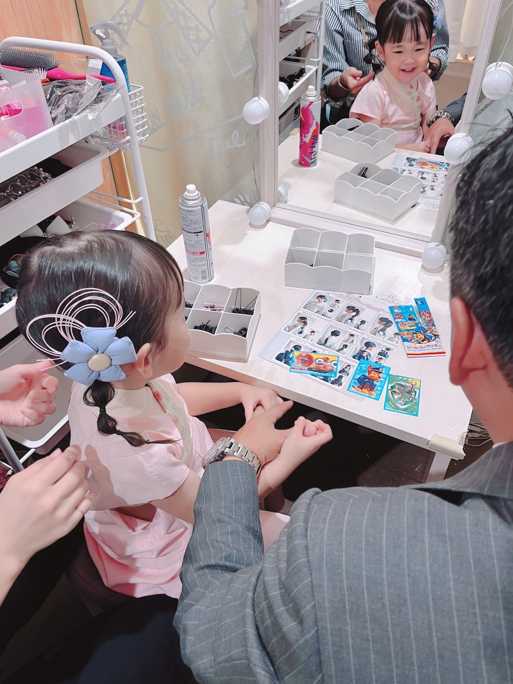 ホワイト系の着物を着用したキッズの秋コーディネートの5枚目の写真