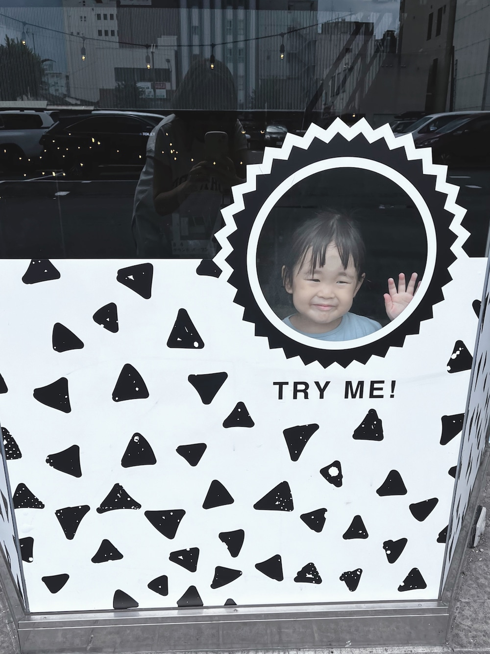 ブルー系のワンピース、パープル系のシューズを着用したキッズの夏コーディネートの2枚目の写真