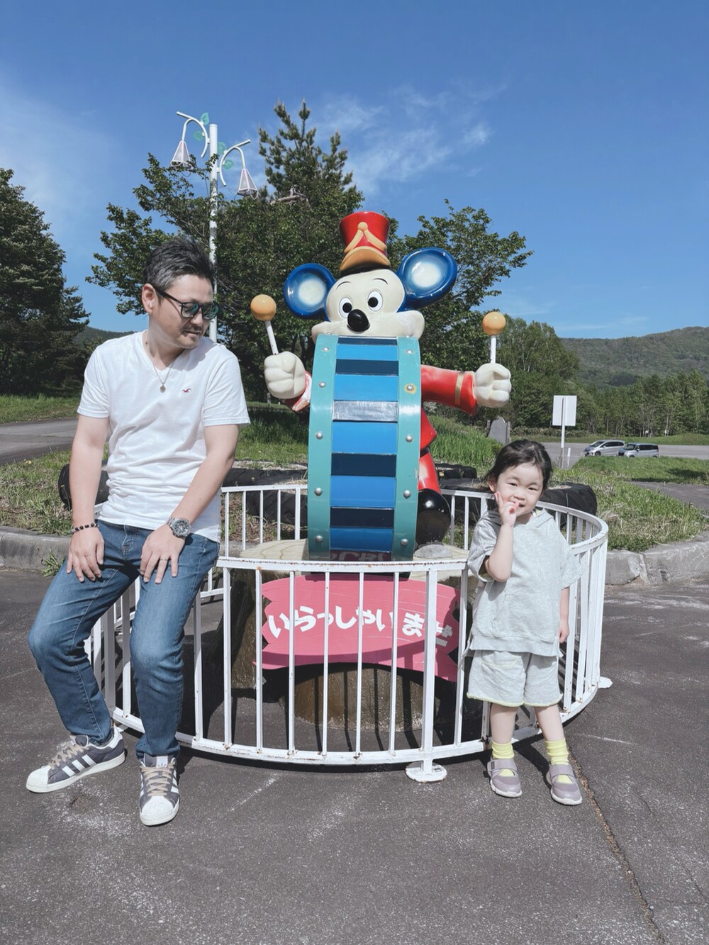 グレー系のセットアップ、パープル系のシューズ、イエロー系のレッグウェアを着用したキッズの夏コーディネートの2枚目の写真