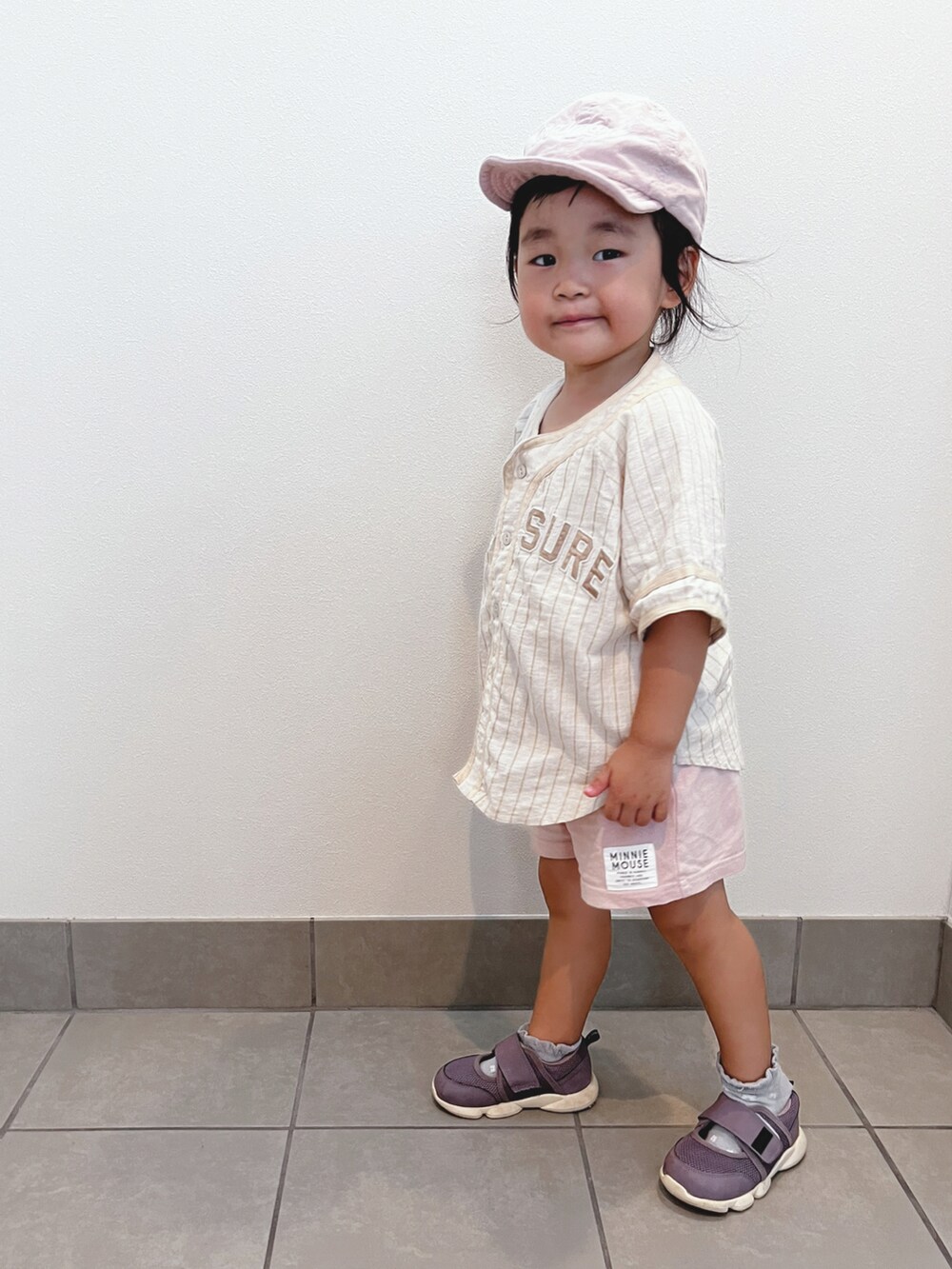 ベージュ系のシャツ/ブラウス、ピンク系のパンツ、パープル系のシューズを着用したキッズの秋コーディネートの2枚目の写真