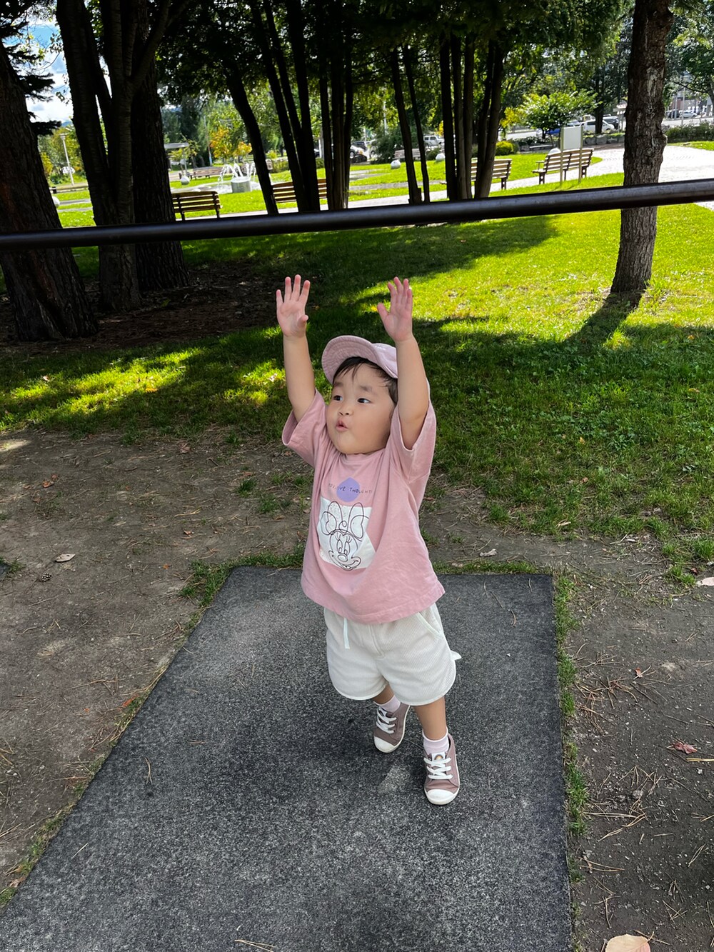 ピンク系のTシャツ/カットソー、ベージュ系のパンツ、ブラウン系のスニーカーを着用したキッズの秋コーディネートの4枚目の写真